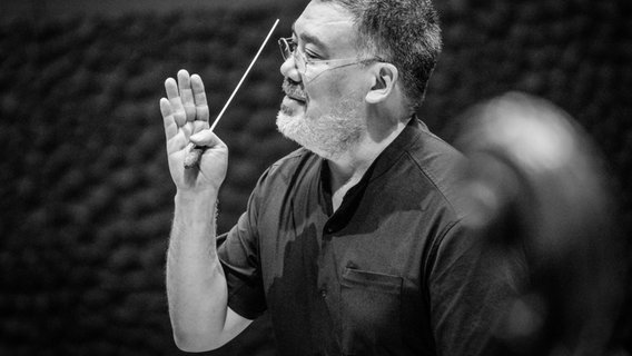 Alan Gilbert, Chefdirigent des NDR Elbphiharmonie Orchesters, im Porträt © NDR Foto: Marco Borggreve