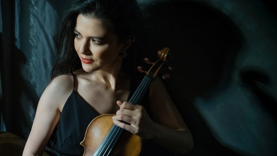 Karen Gomyo spielt auf ihrer Violine © Irène Zandel Foto: Irène Zandel
