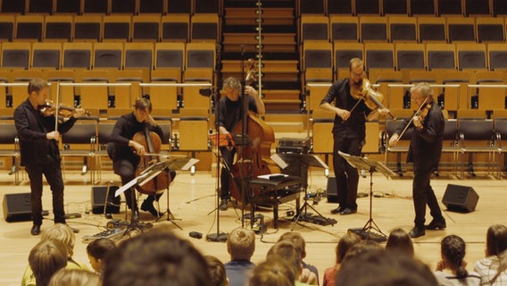 Das Streicherensemble gstrings spielen im Rolf-Liebermann-Studio © NDR 