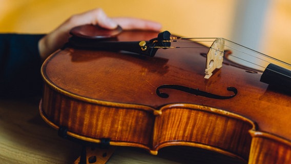Eine Hand liegt auf einer Geige. © NDR / Jewgeni Roppel Foto: Jewgeni Roppel