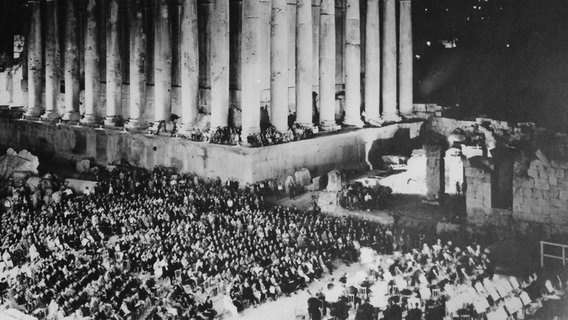 Konzert vor dem Bacchustempel in Baalbek, Libanon (1956). © NDR 