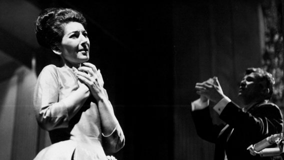 Die Sopranistin Maria Callas singt am 5. Juni 1963 auf der Bühne des Theaters de Champs Elysees in Paris. Am Pult steht Maestro Georges Prêtre. Die Sopranistin Maria Callas singt am 5. Juni 1963 auf der Bühne des Theaters de Champs Elysees in Paris. Am Pult steht Maestro Georges Prêtre. © picture alliance / ASSOCIATED PRESS | Jean-Jacques Levy Foto: Jean-Jacques Levy