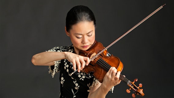 Midori spielt auf ihrer Geige © Timothy Greenfield-Sanders Foto: Timothy Greenfield-Sanders