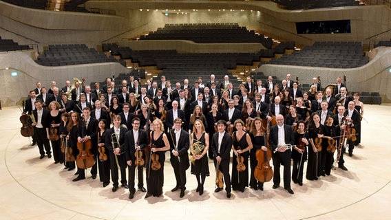 Das NDR Elbphilharmonie Orchester auf der Bühne des Großen Saals in der Elbphilharmonie © Michael Zapf 