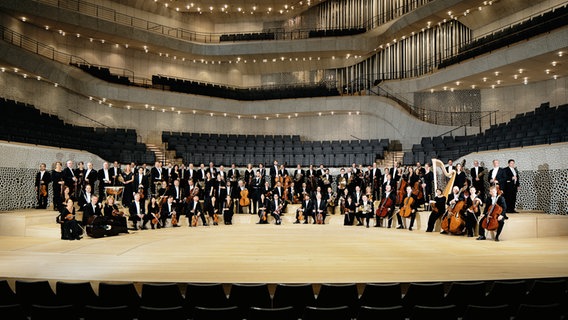 Das NDR Elbphilharmonie Orchester auf der Bühne des Großen Saals in der Elbphilharmonie © Nikolaj Lund 