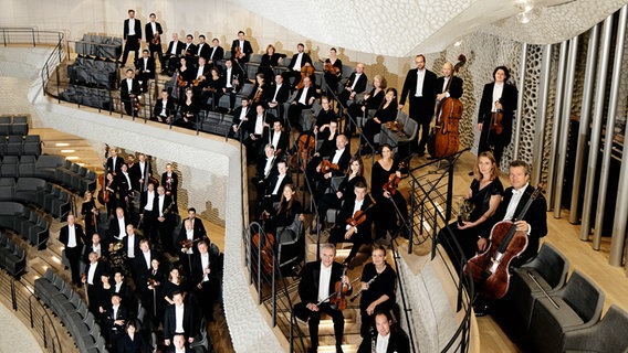 Die Musikerinnen und Musiker des NDR Elbphilharmonie Orchesters in den Rängen des Großen Saals in der Elbphilharmonie Hamburg © Nikolaj Lund 