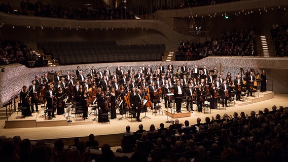 Konzertszene: Das NDR Elbphilharmonie Orchester mit Alan Gilbert beim Schlussapplaus auf der Bühne der Elbphilharmonie Hamburg © NDR Foto: Peter Hundert