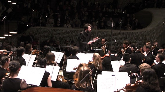 Petr Popelka dirigiert das NDR Jugendsinfonieorchester in der Elbphilharmonie. © NDR 