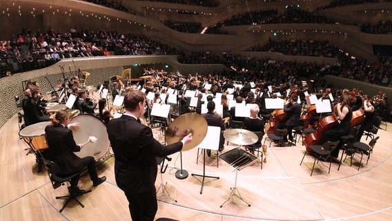 Petr Popelka dirigiert das NDR Jugendsinfonieorchester in der Elbphilharmonie. © NDR 