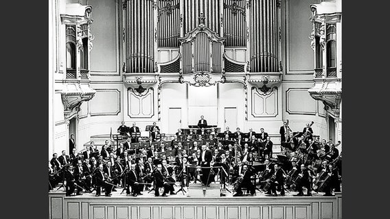 Das NWDR Sinfonieorchester und Hans Schmidt-Isserstedt bei einem Konzert in der Laeiszhalle (um 1955). © NDR 