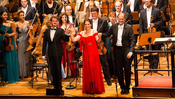 Applaus für Orchester, Dirigent und Sänger bei der Opening Night 2016 © NDR Foto: Axel Herzig
