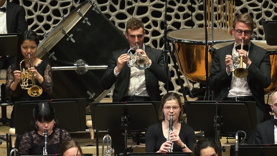 Konzertsituation: Bläser des NDR Jugendsinfonieorchesters auf der Bühne im Großen Saal der Elbphilharmonie © NDR Foto: Screenshot