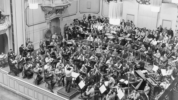 Probe zur Uraufführung von Schönbergs "Moses und Aron" unter der Leitung von Hans Rosbaud (1954). © NDR 