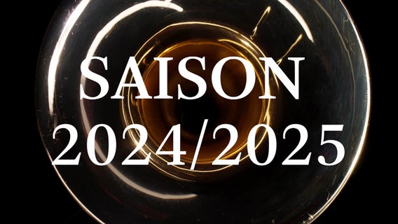 Schriftzug "Saison 2024/2025" vor Schalltrichter eines Blechblasinstruments © NDR Foto: Screenshot