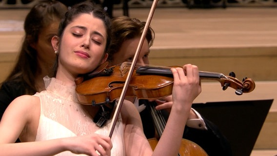 Screenshot: Geigerin María Dueñas bei ihrem Konzert mit dem NDR Elbphilharmonie Orchester (25. März 2021) © NDR Foto: Screenshot
