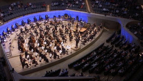 Screenshot: Alan Gilbert und das NDR Elbphilharmonie Orchester während des ersten gemeinsamen Konzerts mit Publikum nach Ende des Lockdowns (18. Juni 2021) © NDR Foto: Screenshot