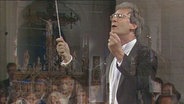 Screenshot: John Eliot Gardiner während eines Konzerts mit dem damaligen NDR Sinfonieorchester (heute: NDR Elbphilharmonie Orchester) 1989 im Dom zu Lübeck © NDR Foto: Screenshot