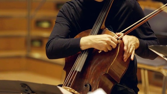 Screenshot: Hände klopfen an ein Cello © NDR 