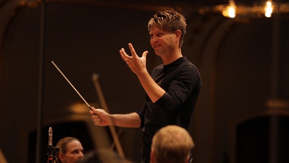 Krzysztof Urbański bei einer Probe mit dem NDR Elbphilharmonie Orchester in der Laeiszhalle © NDR Foto: Screenshot