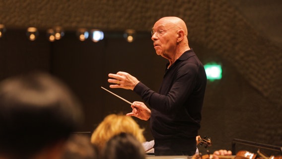 Screenshot: Christoph Eschenbach dirigiert eine Probe in der Elbphilharmonie © NDR Foto: Screenshot