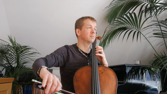 Screenshot: Cellist Christoph Rocholl vom NDR Elbphilharmonie Orchester grüßt von zu Hause für "Kultur trotz Corona" © NDR Foto: Screenshot