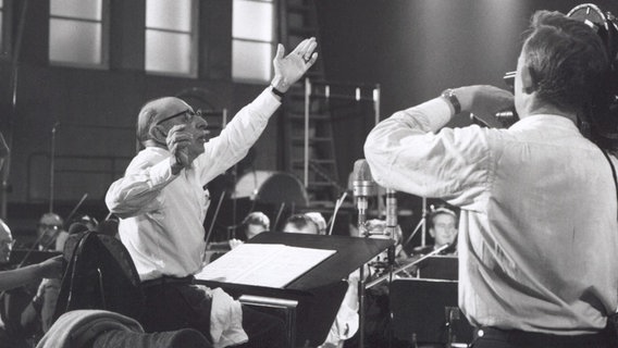 Igor Strawinsky probt "Apollon musagète" mit dem NDR Sinfonieorchester (1965). © NDR Foto: Susanna Schapowalow