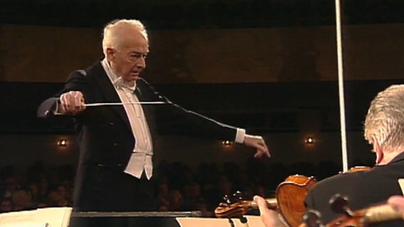 Günter Wand dirigiert das NDR Elbphilharmonie Orchester (damals NDR Sinfonieorchester). © NDR 