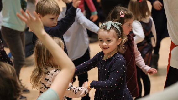 Szene aus einem Familienkonzert im Rolf-Liebermann-Studio: tanzende Kinder © NDR Foto: Marcus Krüger