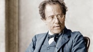 Montage: Gustav Mahler im Schwarz-weiß-Porträt mit In-Ear-Kopfhörern © picture-alliance / akg-images | akg-images 