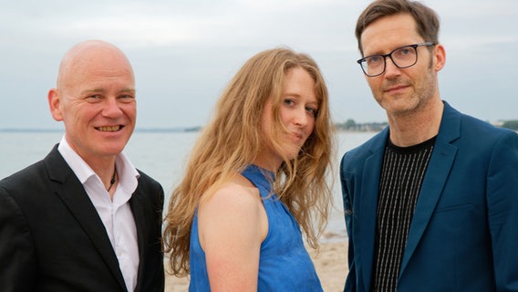 Ensemblebild: Clara Haberkamp Trio - Jarle Vespestad (Drums), Clara Haberkamp (Piano) und Oliver Potratz (Bass). © Clemens Haardieck Foto: Clemens Haardieck