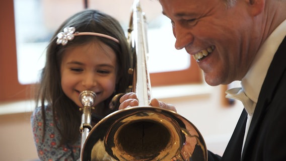 Joachim Preu, Posaunist des NDR Elbphilharmonie Orchesters zu Besuch im Kindergarten. © NDR Foto: Markus Krüger