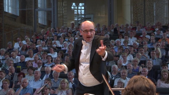 Dirigent Andrew Manze vor Publikum in der Konzertkirche Neubrandenburg. © NDR 