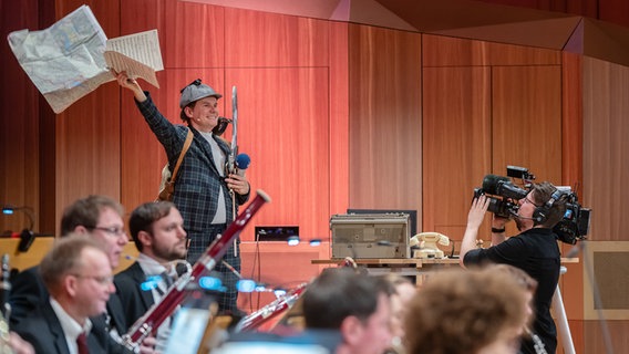 Orchester-Detektiv Malte Arkona bei dem Ermittlungen im Fall "Sinfonische Tanzmusik" © NDR Foto: Micha Neugebauer