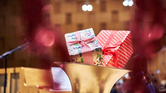 Zwei Weihnachtsgeschenke in einer Tuba © NDR Foto: Micha Neugebauer