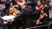 Brahms-Festival: Der Konzertabend unter Leitung von Andrew Manze am 14. März 2023 © NDR Foto: Helge Krückeberg