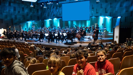 Junges Publikum in einem Konzert der NDR Radiophilharmonie © NDR Foto: Helge Krückeberg