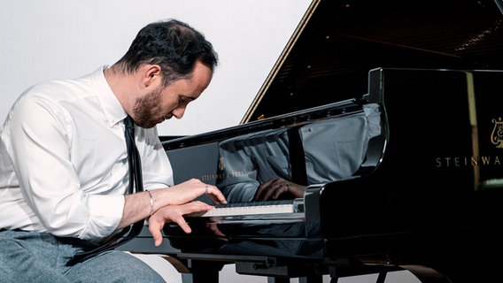 Pianist Igor Levit am Flügel © NDR Foto: Felix Broede