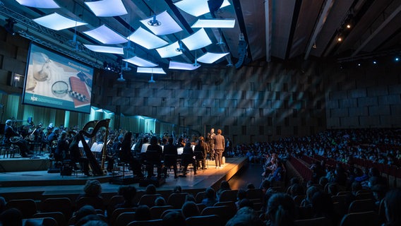 NDR Radiophilharmonie auf der Bühne im Großen Sendesaal in Hannover beim Konzert der Orchester-Detektive im Mai 2022 © NDR Foto: Helge Krückeberg