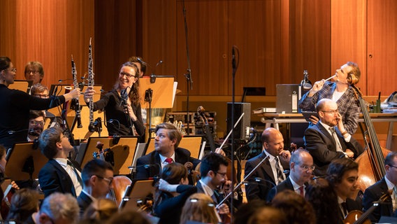 Musiker*innen der NDR Radiophilharmonie im Konzert der Orchester-Detektive im Mai 2022 © NDR Foto: Helge Krückeberg