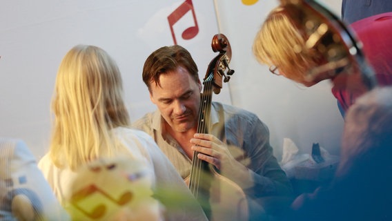Musiker und Schüler*innen © NDR Foto: Micha Neugebauer
