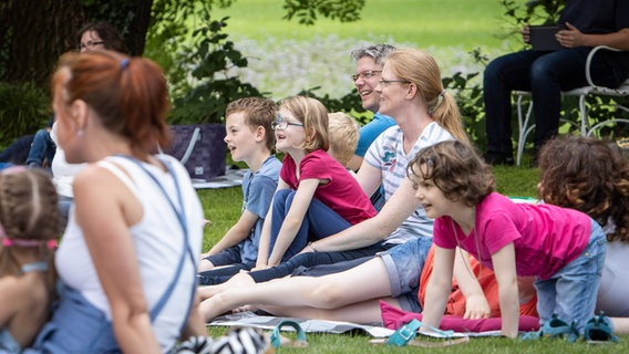 Publikum beim Zwergen-Picknick im Park, ein Angebot von Discover Music! der NDR Radiophilharmonie © NDR Foto: Helge Krückeberg