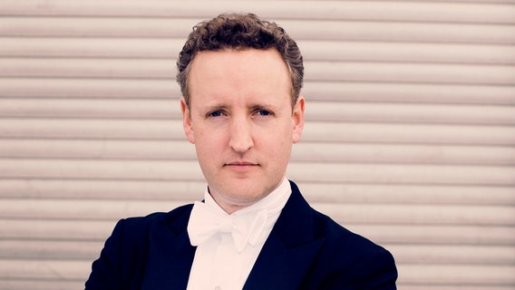 Der Dirigent Michael Francis © NDR Foto: Felix Broede