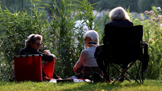 Die Zuschauer*innen genießen ihr Picknick in der Sonne. © Stadt Hannover Foto: Florian Arp
