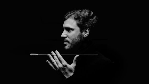 Dirigent Stanislav Kochanovsky Dirigent Stanislav Kochanovsky © NDR Foto: Marko Borggreve