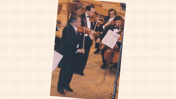 Die Geiger Henryk Szeryng und Vladimir Lazov spielen im Stehen © privat 
