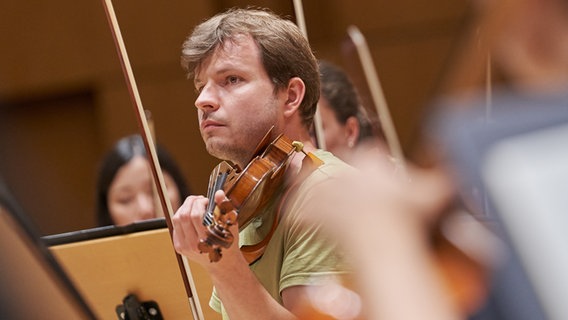 Bartosz Zachlod, 1. Geige bei der NDR Radiophilharmonie seit Mai 2021 © NDR Foto: Micha Neugebauer