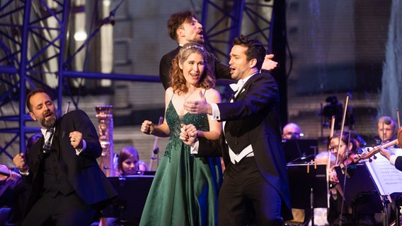 Die NDR Radiophilharmonie mit Sopranistin Nicole Car, Tenor Xabier Anduaga und Bariton Étienne Dupuis auf der Bühne beim Hannover Klassik Open Air 2023 unter der Leitung von Dirigent Cornelius Meister. © NDR, Helge Krückeberg Foto: Helge Krückeberg