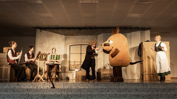 Jörg Schade als Ludwig van Beethoven überreicht der Maus einen Taktstock. © NDR Foto: Helge Krückeberg
