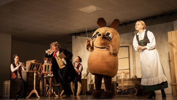 Jörg Schade als Ludwig van Beethoven, die Maus mit Taktstock und Sopranistin Jeannette Wernecke als Frau Hansmeier. © NDR Foto: Helge Krückeberg