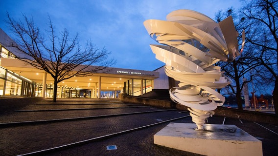 Der Aufgang zum Sprengel Museum Hannover mit Calder-Skulptur © dpa Foto: Julian Stratenschulte
